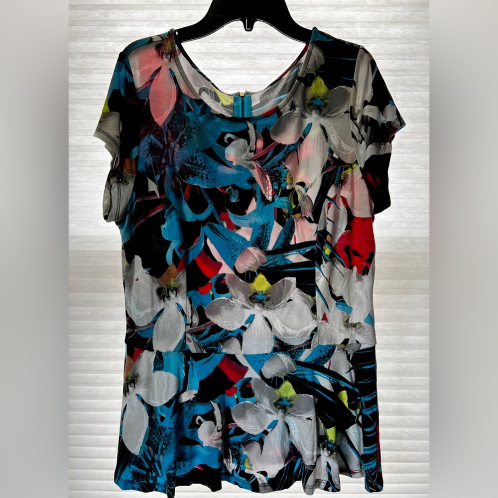 Like brand new ladies size L top. No fragrance from washing. Lovely.